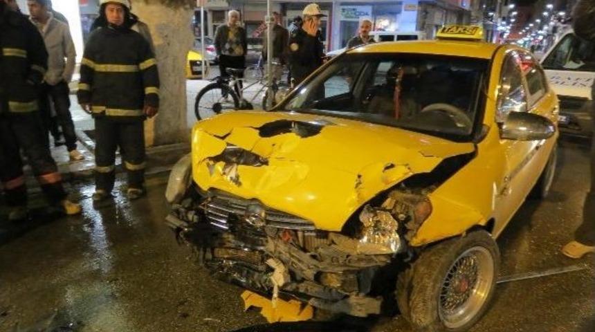 İki Otomobil &Ccedil;arpıştı: 2 Yaralı