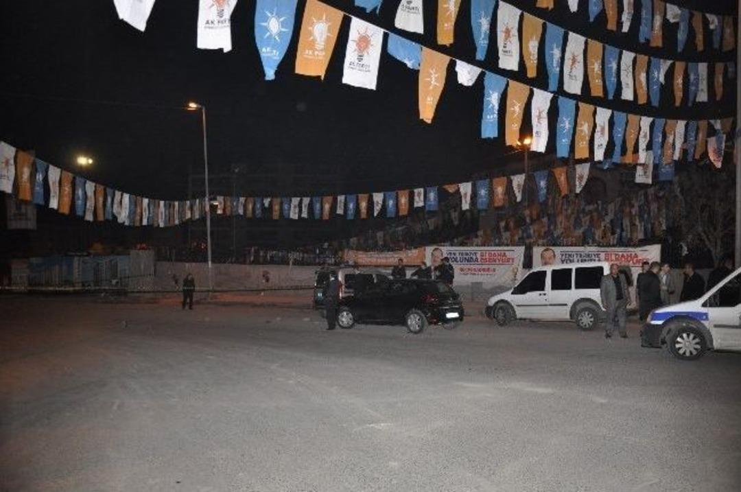 Ak Parti Esenyurt İl&ccedil;e Başkanlığı &Ouml;n&uuml;nde Silah Sesleri Duyuldu