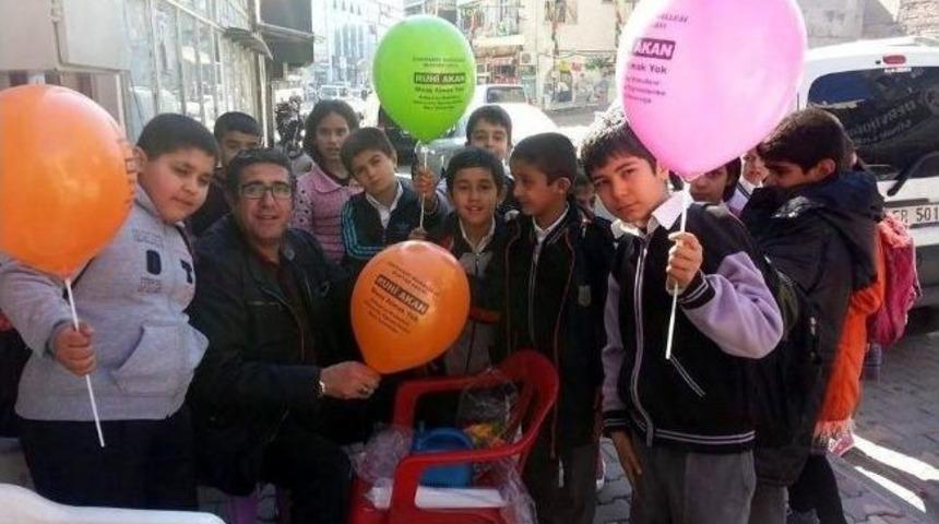 Muhtar Adayı, &Ccedil;ocukları Sevindirdi