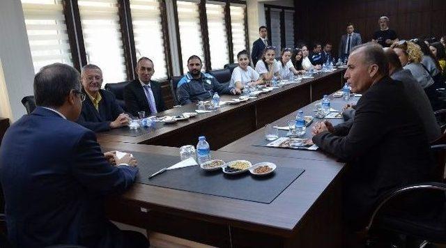 İstanbul &Uuml;niversitesi &Ouml;ğrencilerinden Vali Tapsız&rsquo;a Ziyaret 1