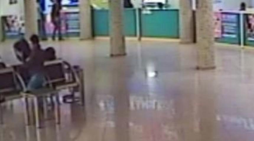 &Ccedil;anta &Ccedil;alan Ş&uuml;pheli G&uuml;venlik Kamerasında