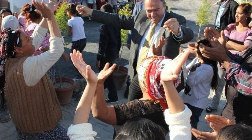 Başkan Karaosmanoğlu Roman &Ccedil;ocukları Sevindirdi