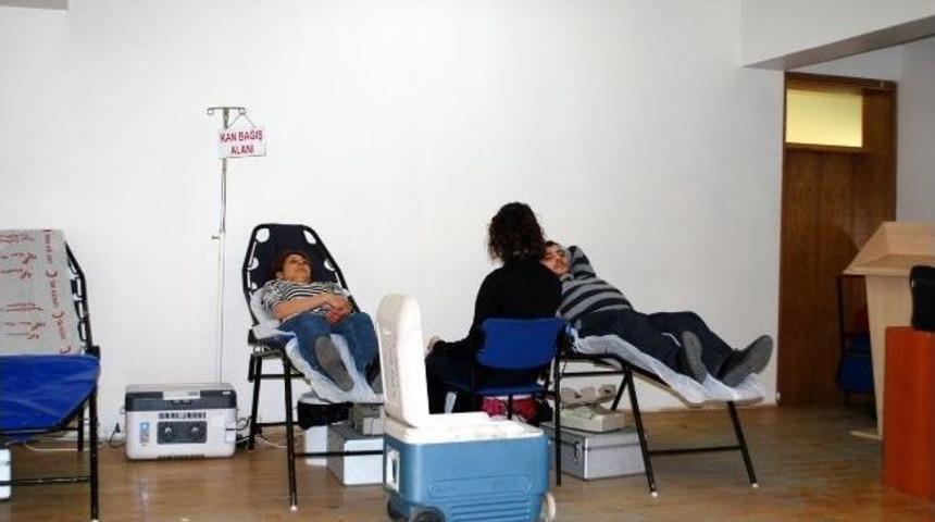&Ouml;ğrencilerden Kan Bağışına Destek
