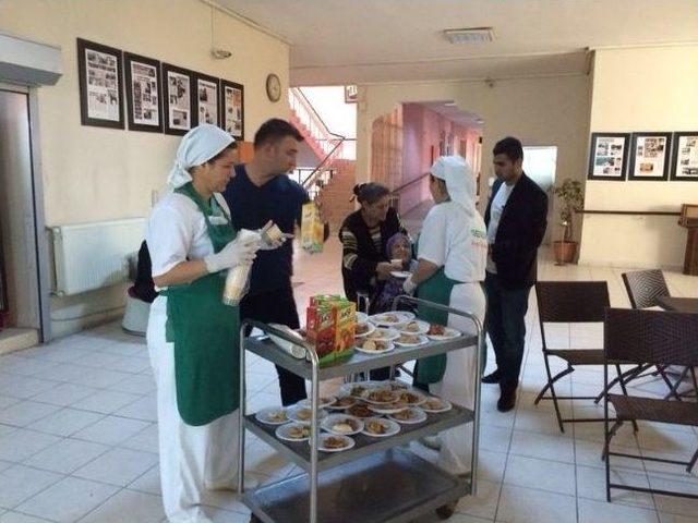 Özel Avrupa Hospital Çalışanları Huzurevi Sakinlerini Yalnız Bırakmadı