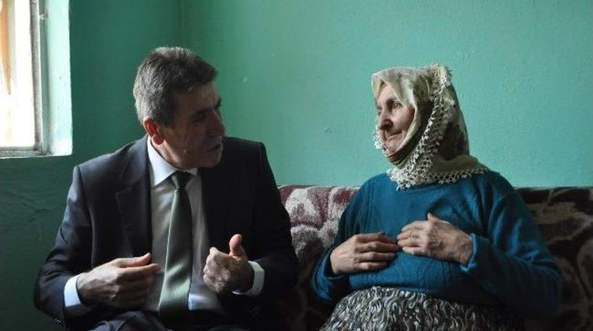 Kaymakam Sezgin Yaşlılar Haftasında İsmihan Nine'yi Ziyaret Etti