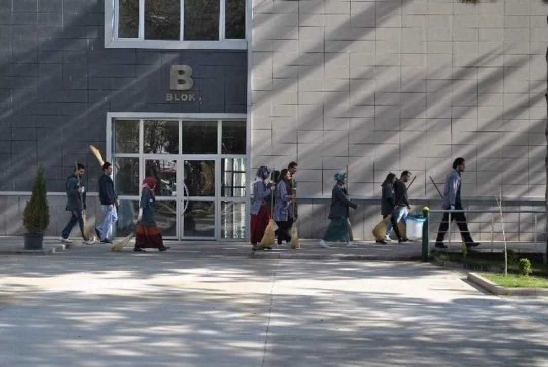 Bah&ccedil;eyi S&uuml;p&uuml;ren &Uuml;niversiteliler G&ouml;revlileri Şaşırttı