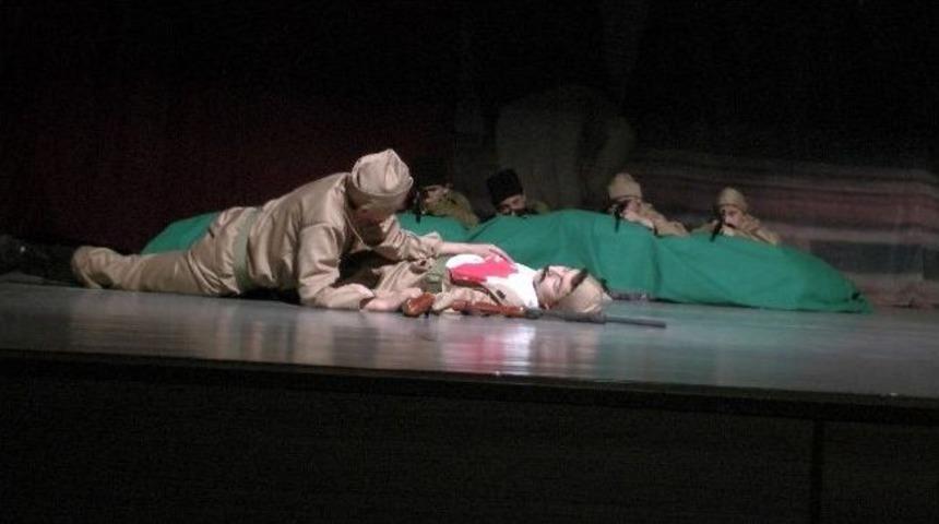 Saltukova Gazi Ortaokulu&rsquo;ndan H&uuml;z&uuml;nl&uuml; &Ccedil;anakkale Tiyatrosu