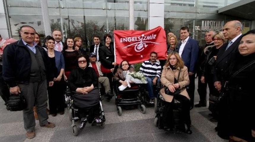 İlk &ldquo;engelli Dostu Bayrak &ldquo; Karşıyaka Belediyesi&rsquo;ne