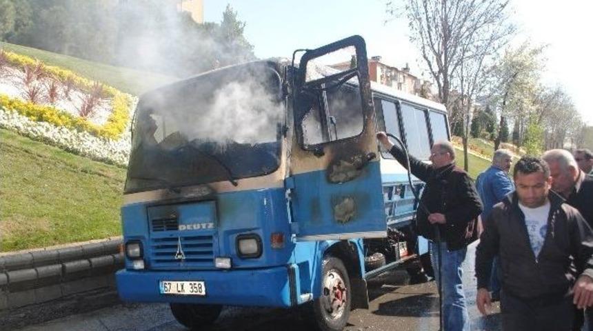 (&ouml;zel Haber) Yanan Minib&uuml;s Beton Mikserindeki Suyla S&ouml;nd&uuml;r&uuml;ld&uuml;