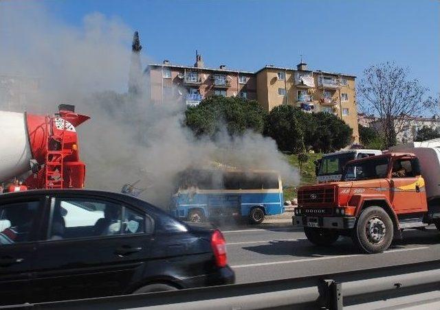 (özel Haber) Yanan Minibüs Beton Mikserindeki Suyla Söndürüldü