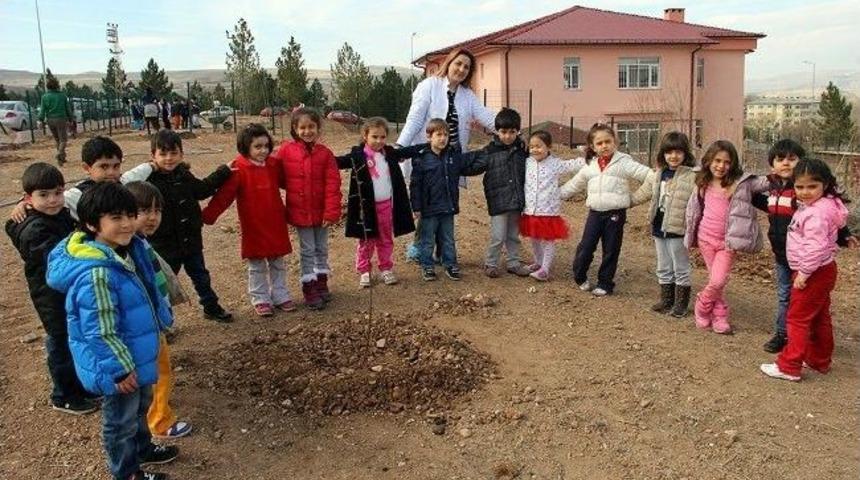 C&uuml; Rekt&ouml;r&uuml; Kocacık, Minik &Ouml;ğrencilerle Fidan Dikti