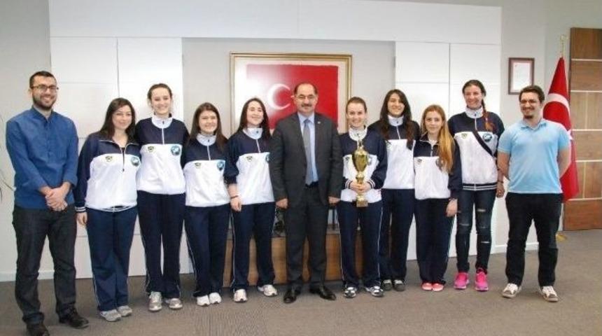 T&uuml;b &Uuml;yesi &Uuml;niversitelerin İktisadi Ve İdari Bilimler Bayanlar Voleybol Takımından Nk&uuml; Rekt&ouml;r&uuml;ne Ziyaret