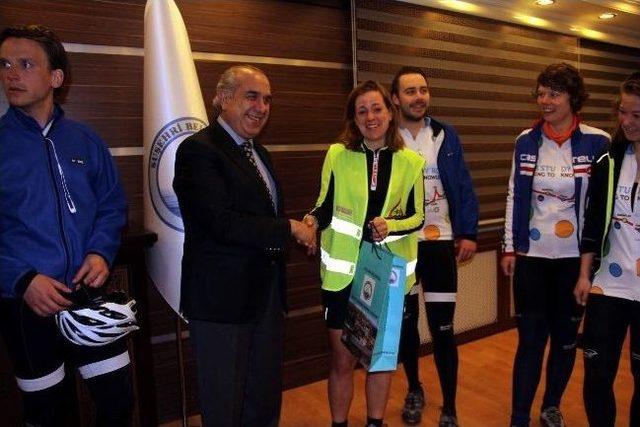Hollandalı Bisikletçilerin Çin Yolculuğu 1