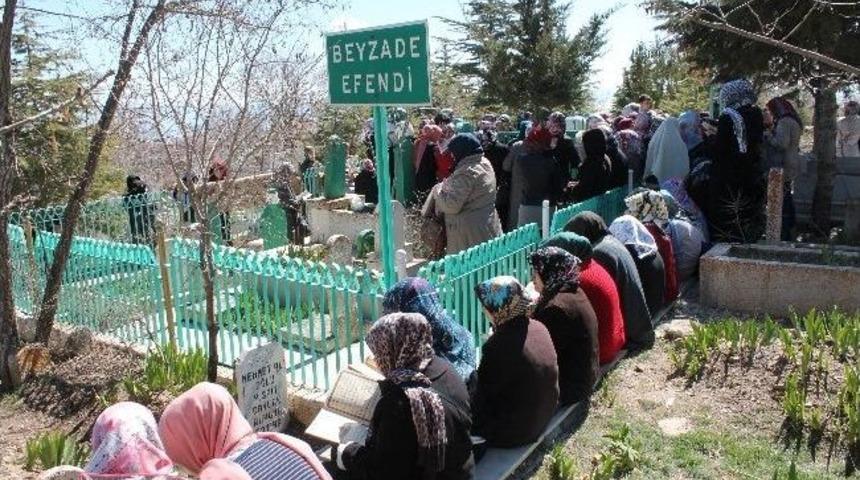 Ygs Sınavı &Ouml;ncesi Beyzade Efendi'nin T&uuml;rbesi Doldu