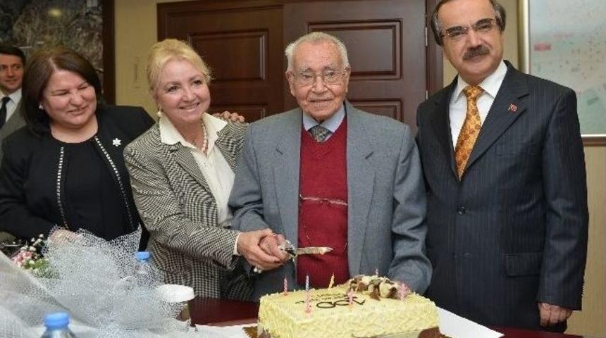 Vali Coş&rsquo;tan, Tahsin &Ccedil;uhadaroğlu&rsquo;na 100. Yaş G&uuml;n&uuml; S&uuml;rprizi