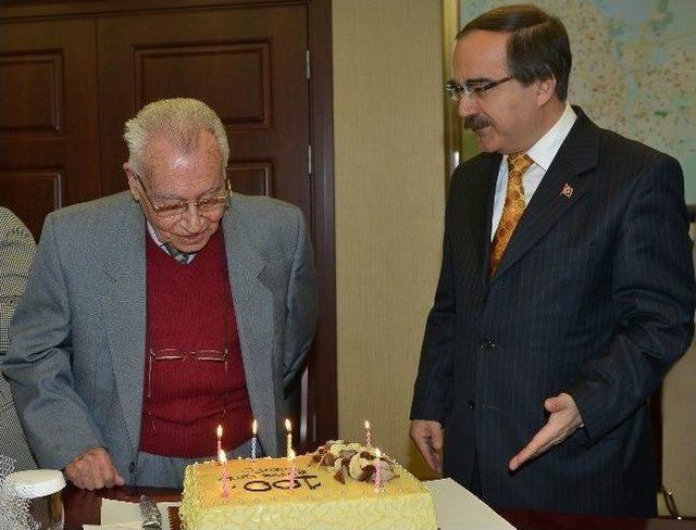 Vali Coş’tan, Tahsin Çuhadaroğlu’na 100. Yaş Günü Sürprizi