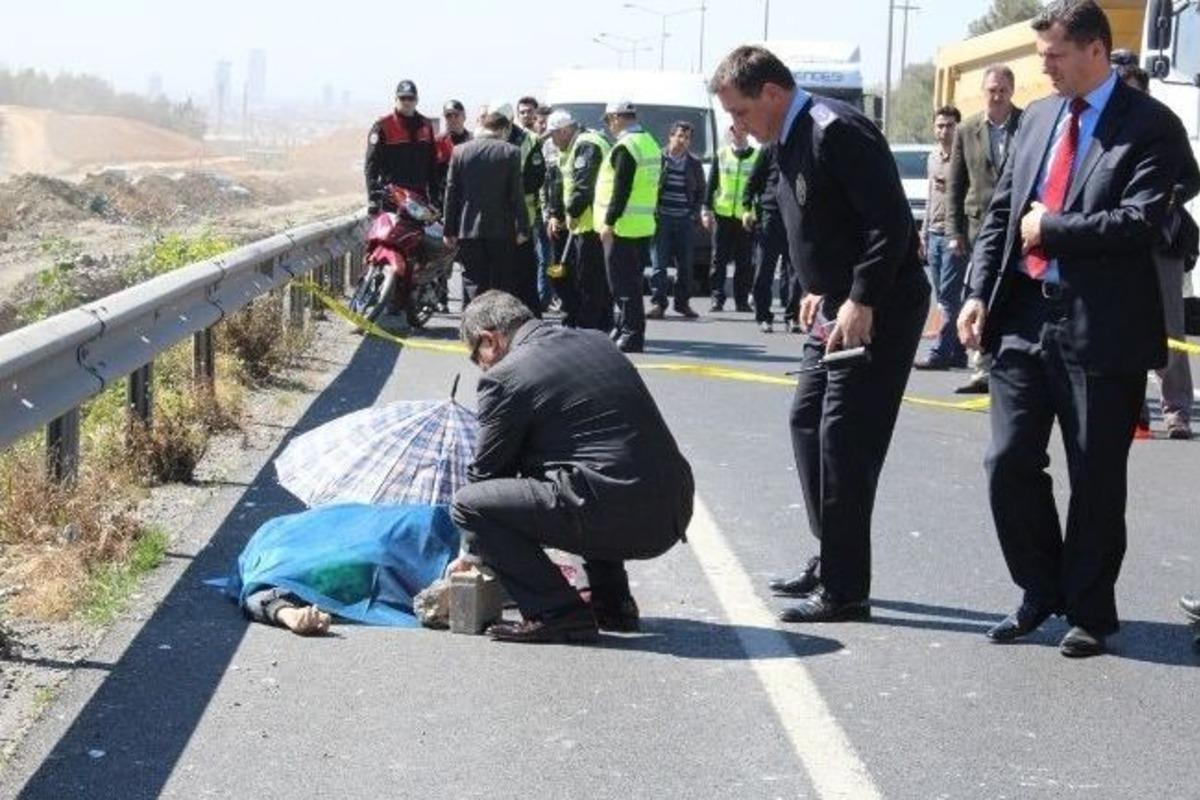 Tır'ın &Ccedil;arptığı Trafik Polisi Hayatını Kaybetti