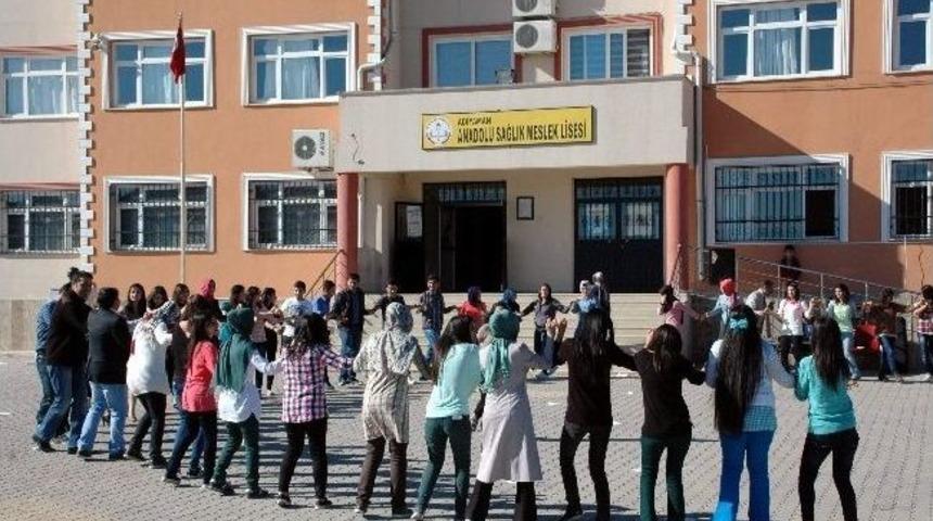 Sınav &Ouml;ncesi &Ouml;ğrenciler Halay &Ccedil;ekip Eğlendi