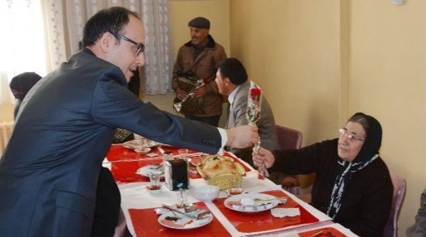 Pınarbaşı'nda Yaşlılar Haftası Nedeniyle Yaşlılarla Bir Araya Gelindi