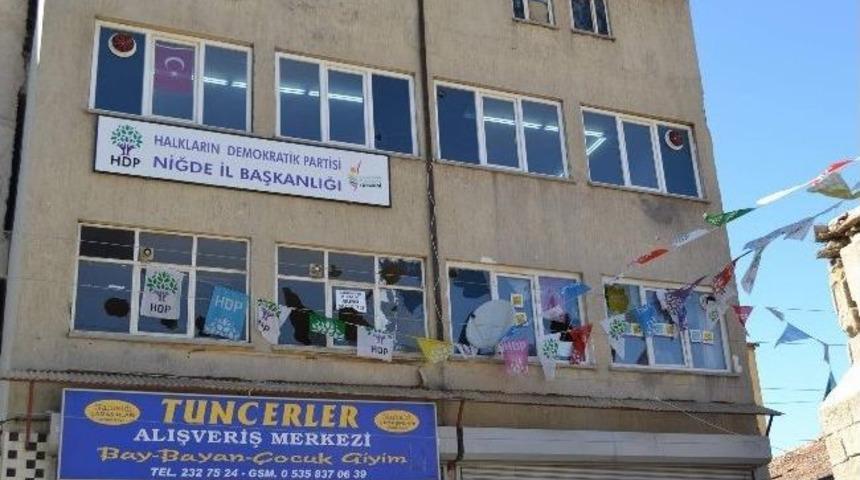 Niğde&rsquo;de Bir Grup, Hdp Binasına Saldırdı