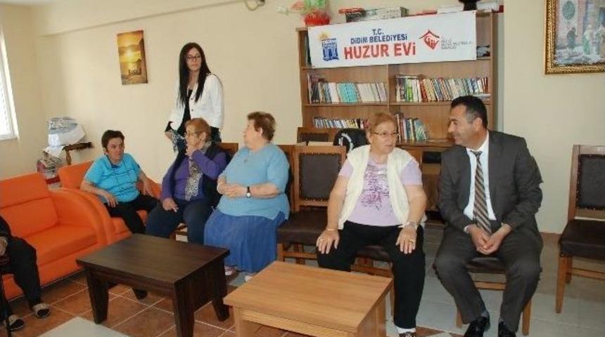 Didim Anadolu Lisesi &Ouml;ğrencilerinden Huzur Evi Sakinlerine Jest