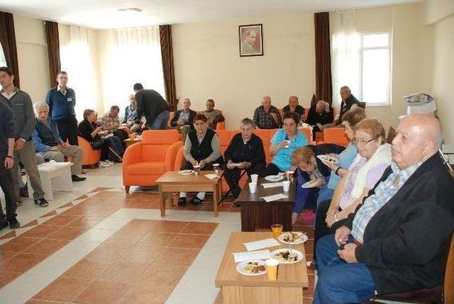 Didim Anadolu Lisesi Öğrencilerinden Huzur Evi Sakinlerine Jest