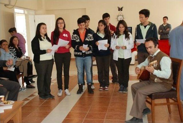 Didim Anadolu Lisesi Öğrencilerinden Huzur Evi Sakinlerine Jest