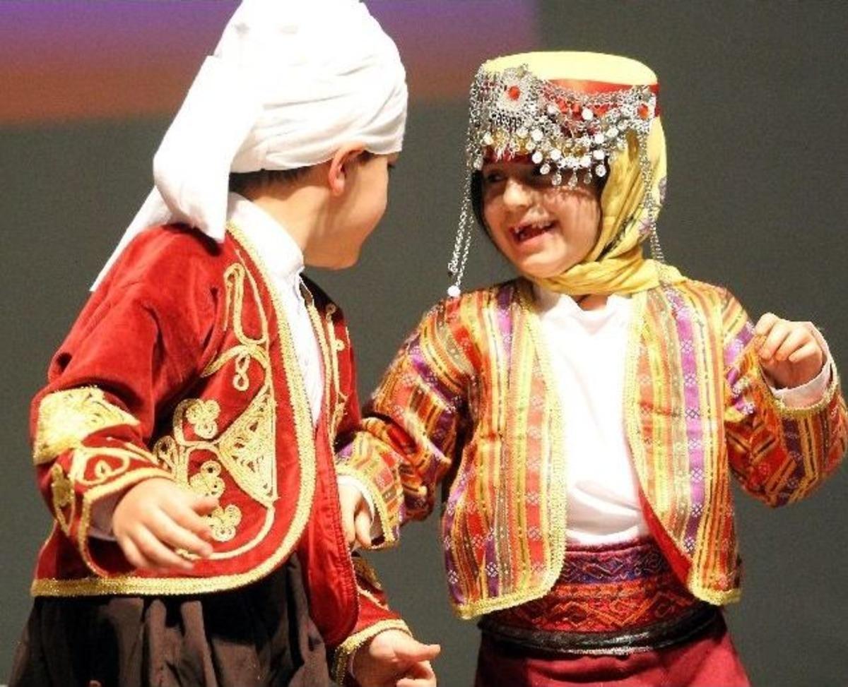 Miniklerin Oyunları Salondakileri G&uuml;ld&uuml;rd&uuml;