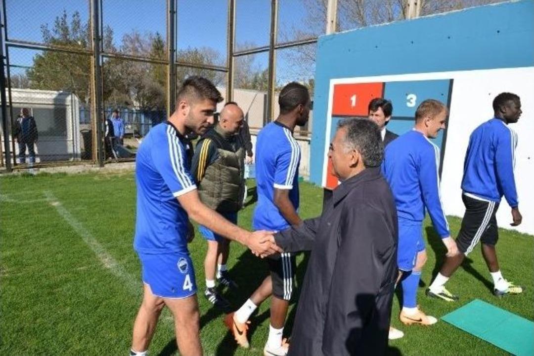 Onursal Başkan B&uuml;y&uuml;kkılı&ccedil;&rsquo;dan Erciyesspor&rsquo;a Moral Ziyareti