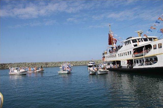 Başbakan&rsquo;ın Mitingine Se&ccedil;menleri Denizden Taşıdılar 1