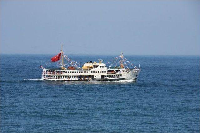 Başbakan&rsquo;ın Mitingine Se&ccedil;menleri Denizden Taşıdılar 2