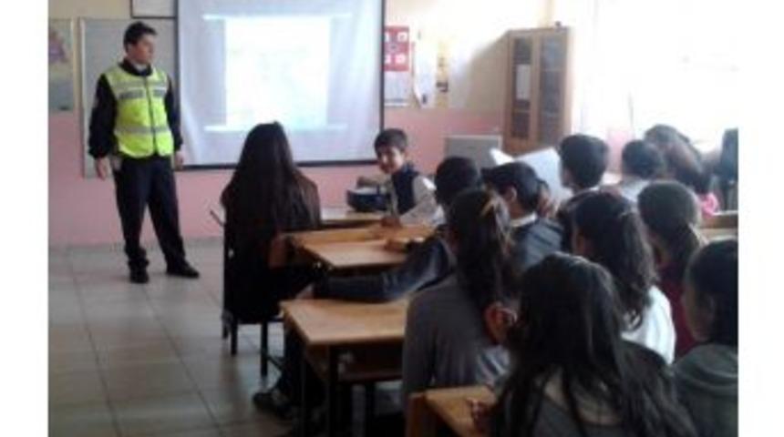 Besni&rsquo;de Trafik Eğitim Semineri Verildi