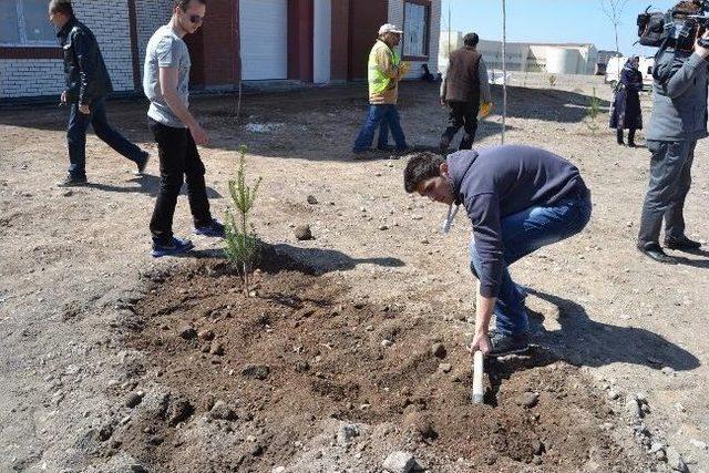 Nevruz Bayramı Kutlamaları Kapsamında Erciyes Üniversitesi Deprem Araştırma Laboratuvar Hizmet Binası Çevresine Fidan Dikildi