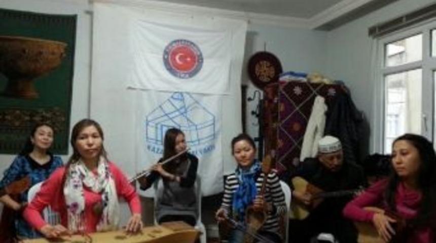 Kazak Folklor Grubu, T&uuml;rkiye'deki Soydaşlarıyla Nevruzu Kutladı