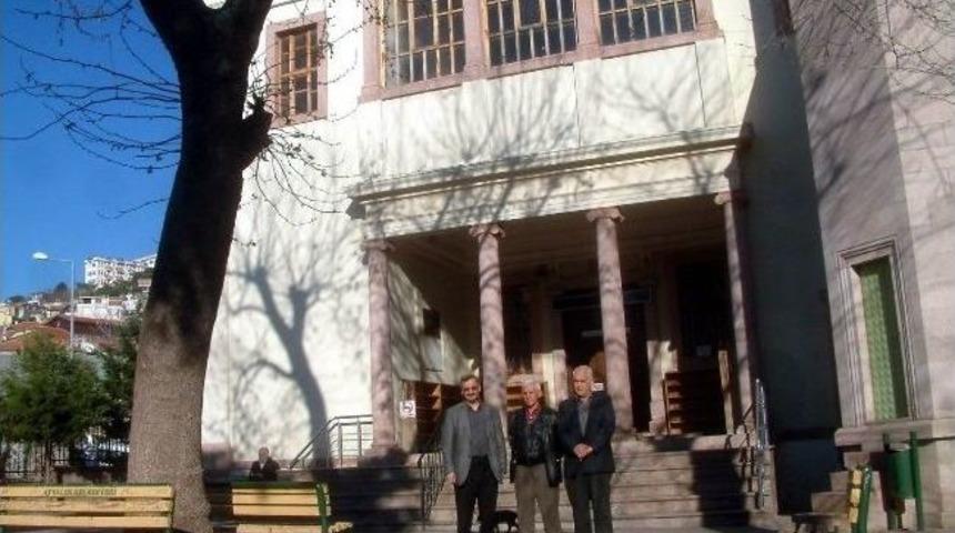 Kiliseden Bozma Camilerde Namaz Kılınıyor