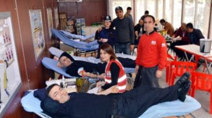 Kızılay Besni&rsquo;de Kan Bağışlarını Kabul Etti