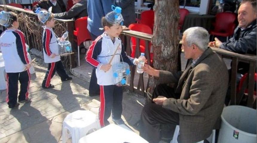 Minikler D&uuml;nya Su G&uuml;n&uuml;nde Su Dağıttı