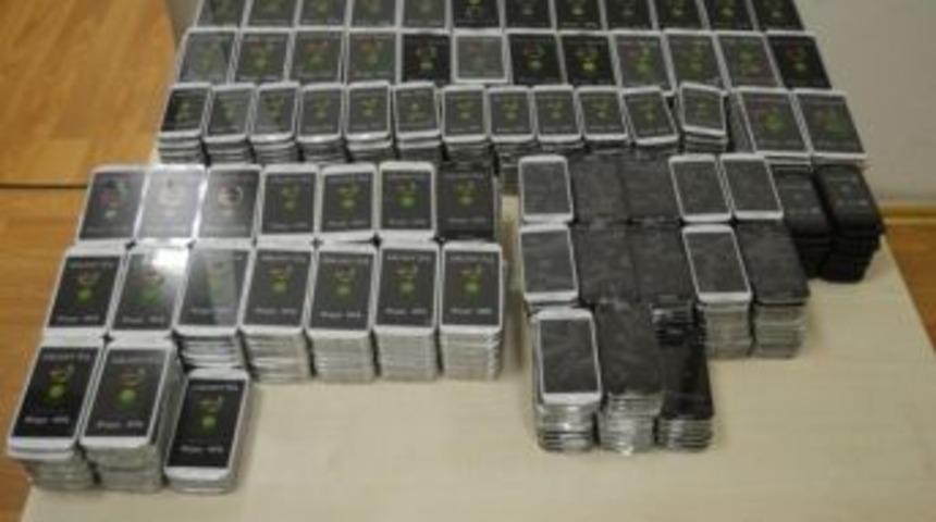 Atat&uuml;rk Havalimanı&rsquo;nda Bin 209 Ka&ccedil;ak Telefon Ele Ge&ccedil;irildi