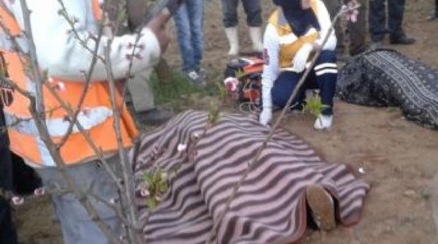 Freni Boşalan Trakt&ouml;r&uuml;n Altında Kalan 2 Kişi Hayatını Kaybetti