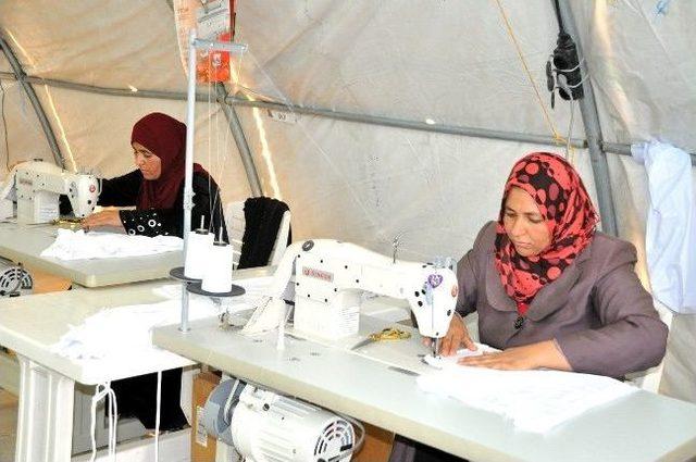 Süleyman Şah Çadır Kentte Dikiş Atölyesi Hizmete Girdi