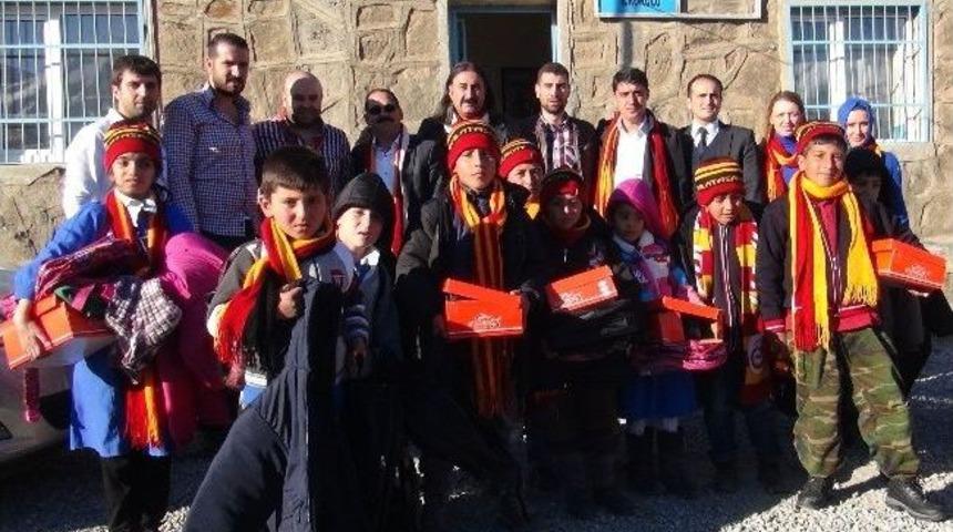 Gs Taraftar Grubundan K&ouml;y Okullarına Yardım