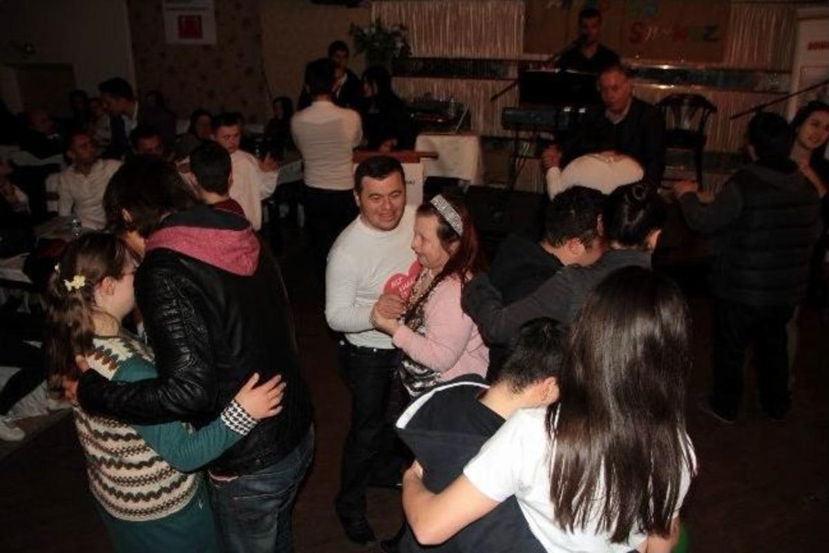 Down Sendromlu &Ccedil;ocuklardan Muhteşem G&ouml;steri