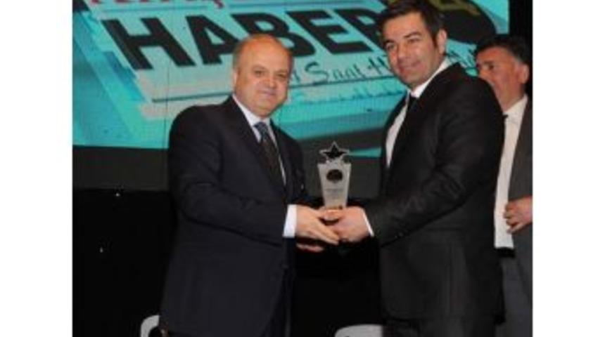 Vali &Ouml;zdemir &Ccedil;akacak&rsquo;a Yılın Valisi &Ouml;d&uuml;l&uuml;