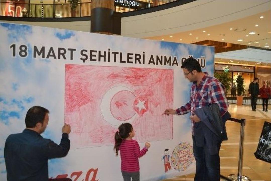 Kahramanmaraş Piazza'da T&uuml;rk Bayrağını Resmettiler