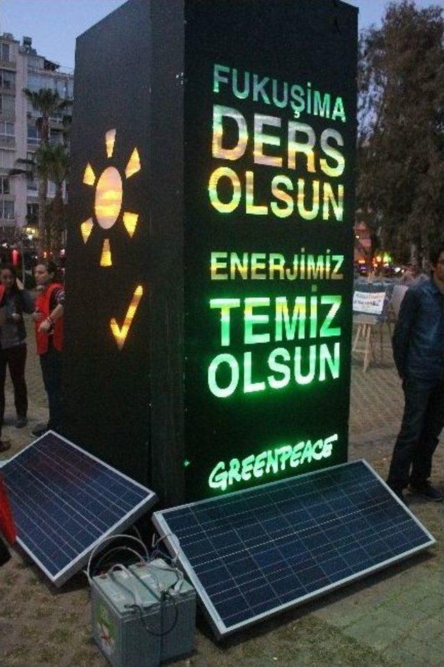 Nükleere Karşı Solar Enerji Kullanarak Işıklı Tabela Kurdular