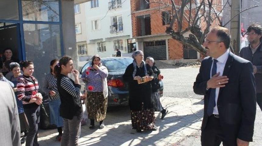 Yıldız Kapı Kapı Dolaşıp Karanfil Dağıttı