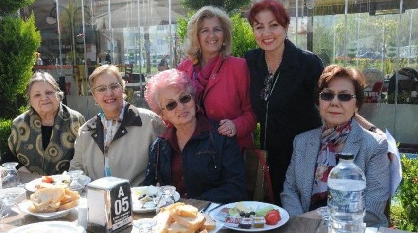 Yardım Sevenler Kahvaltıda Bir Araya Geldi