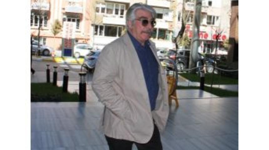 &Uuml;nl&uuml; Tiyatrocu Kenan Işık&rsquo;ın Yoğun Bakımdaki Tedavisi S&uuml;r&uuml;yor