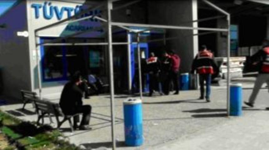 Trafiğe &Ccedil;ıkamayacak Ara&ccedil;lara Ge&ccedil;erli Muayene Belgesi Veren 2 Kişi Tutuklandı