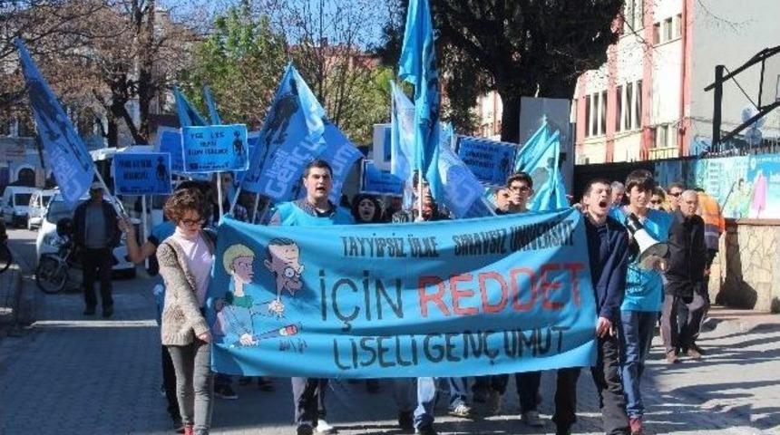 Liseli Gen&ccedil; Umut Y&uuml;r&uuml;d&uuml;